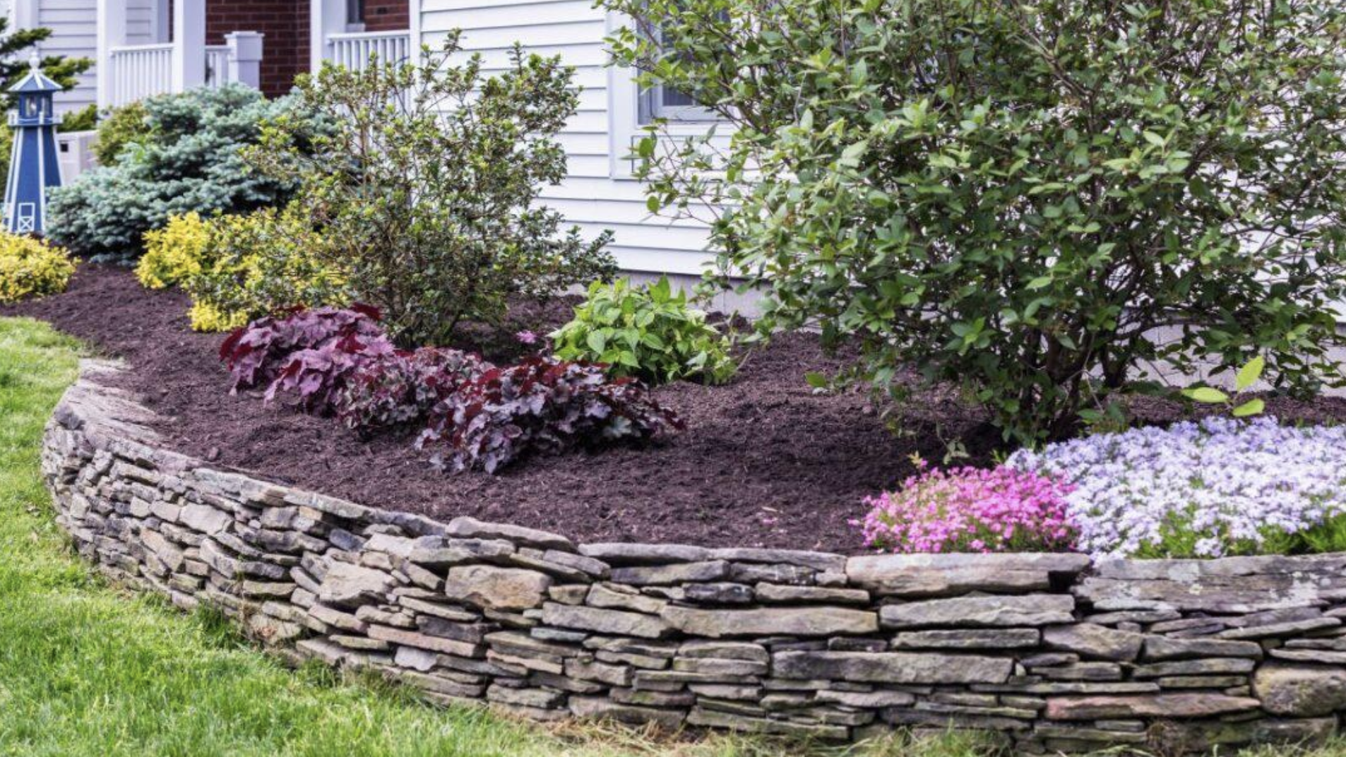 Mulch_Flower_Beds_and_Gardens