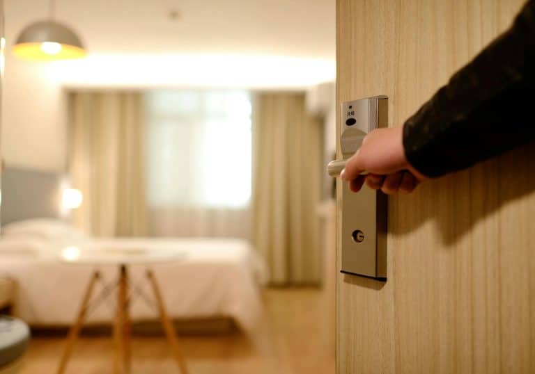 How to Design a Bedroom That Feels Like a Luxury Hotel (Without Spending a Fortune)