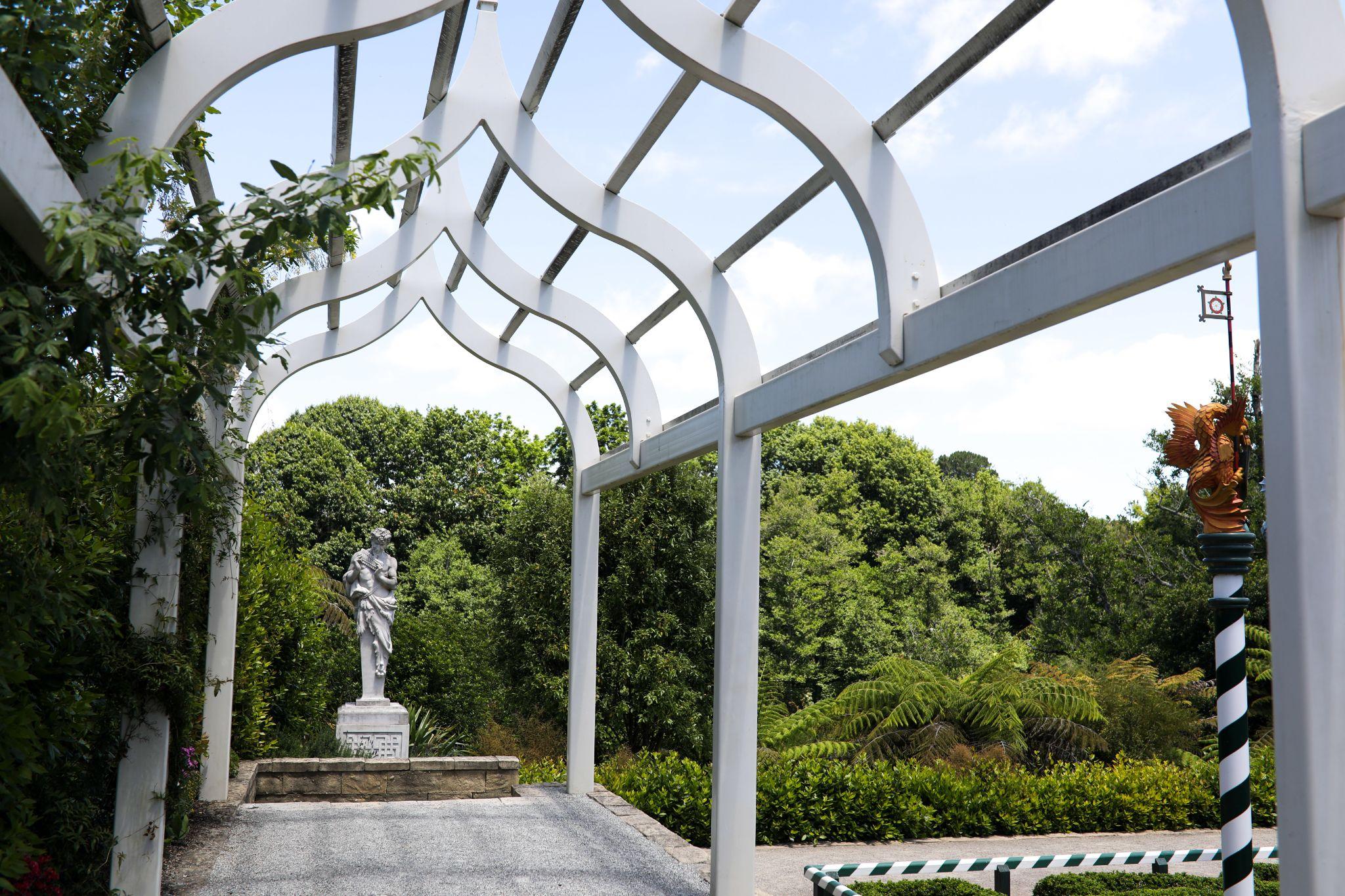 Common Metal Garden Structures