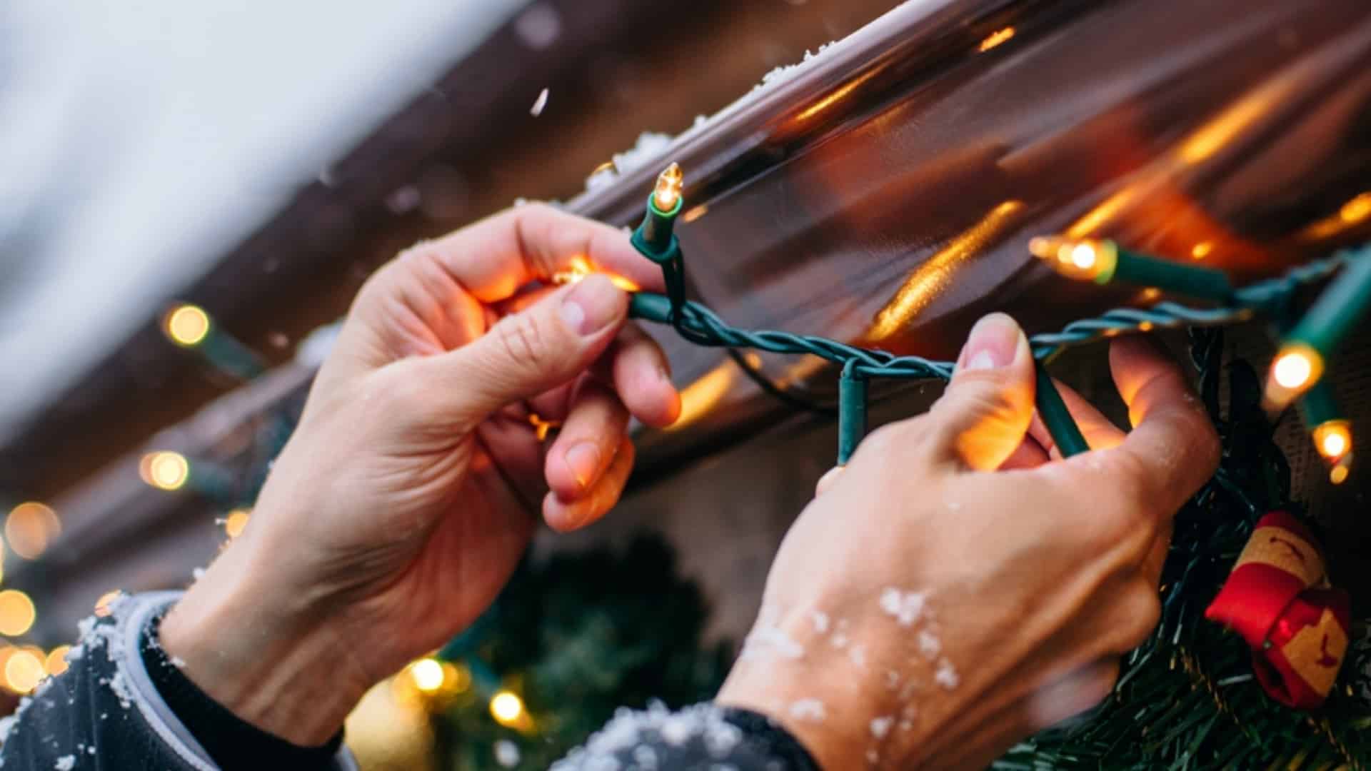 best way to hang christmas lights featured image