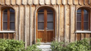 Arcachon bay. L´Herbe picturesque oyster village. Wooden facade