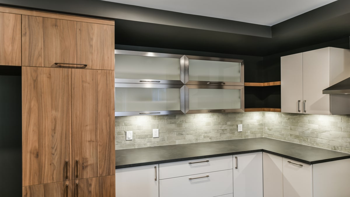 Contemporary kitchen cabinet ensemble