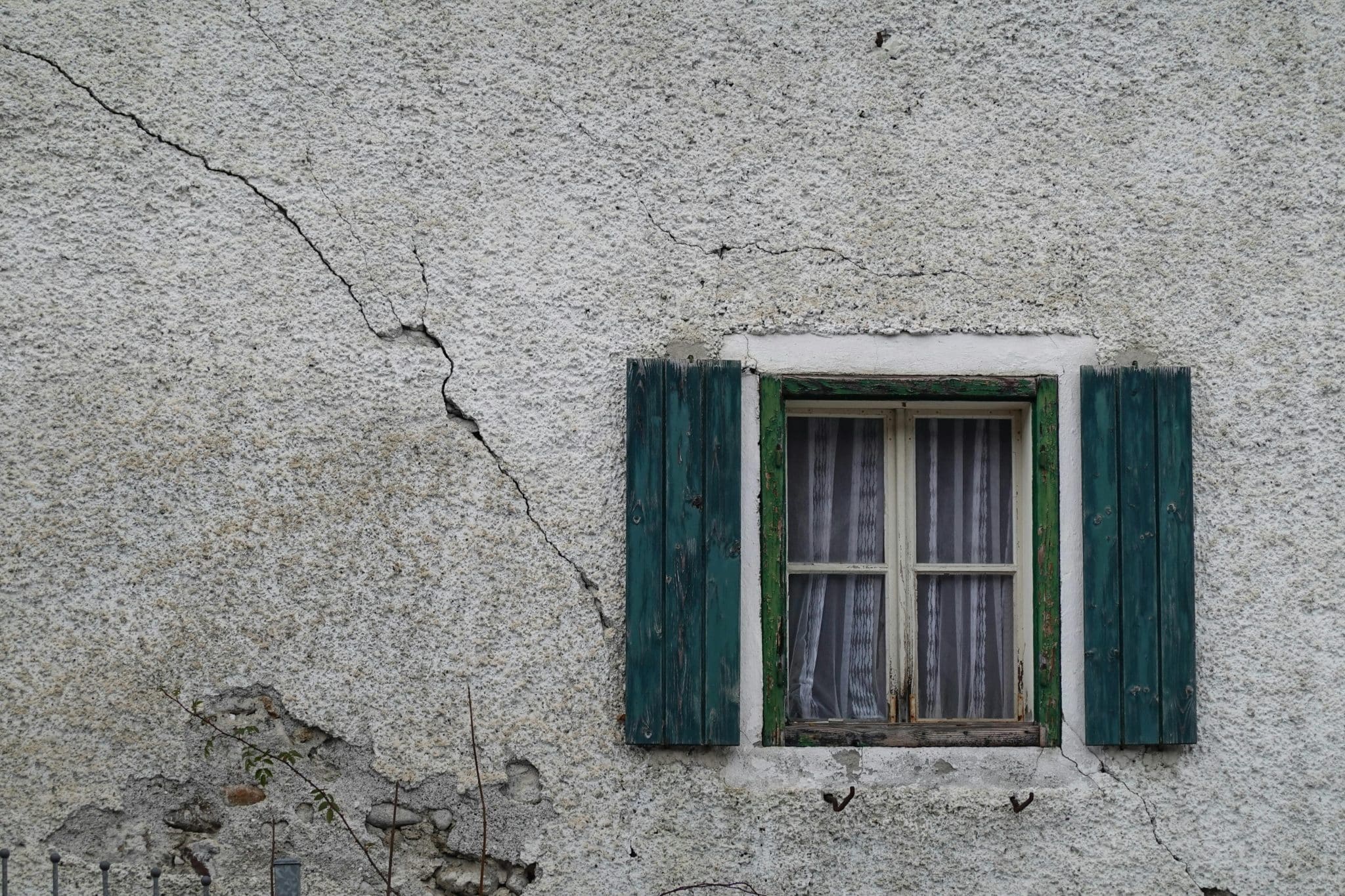 How to Spot Early Warning Signs of Structural Stress in Your Home