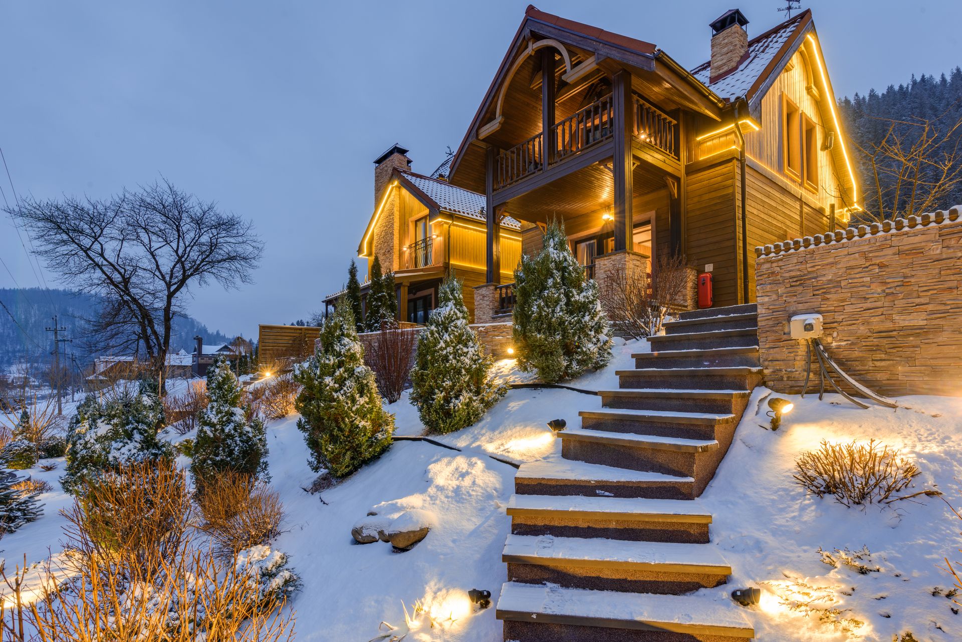Outdoor Christmas Light Ideas From the Professionals
